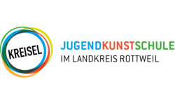 Das Bild zeigt das Logo der Kreisel Jugendkunstschule, bestehend aus einem weißen Kreis mit dem Wort "Kreisel" in der Mitte und bunten Ringen, sowie dem Schriftzug "Jugendkunstschule" in blauen, roten und grünen Buchstaben daneben.